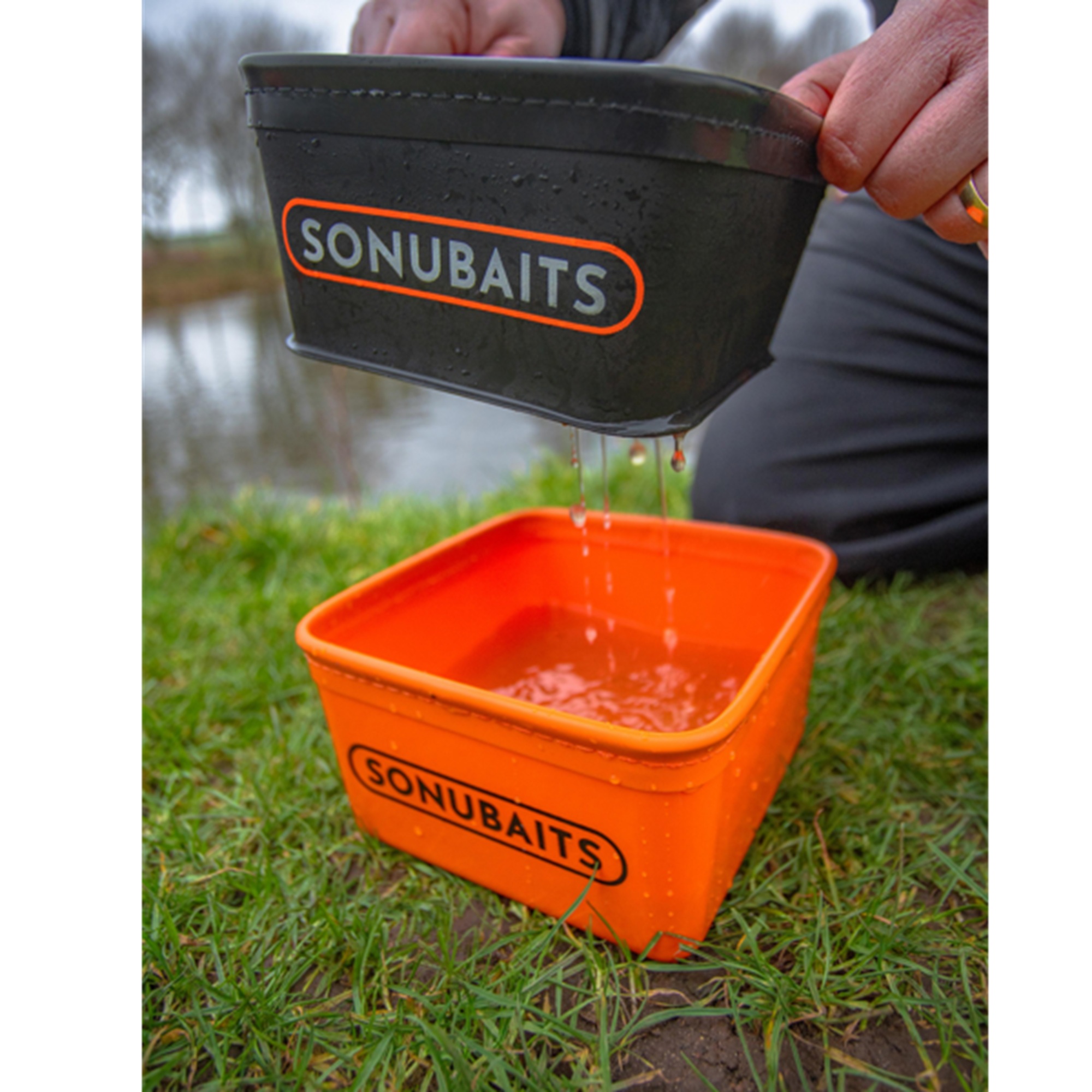 Set contenitore + settaccio Bait Tub & Strainer Set Eva SONUBAITS (Small / 1litro) - immagine 3