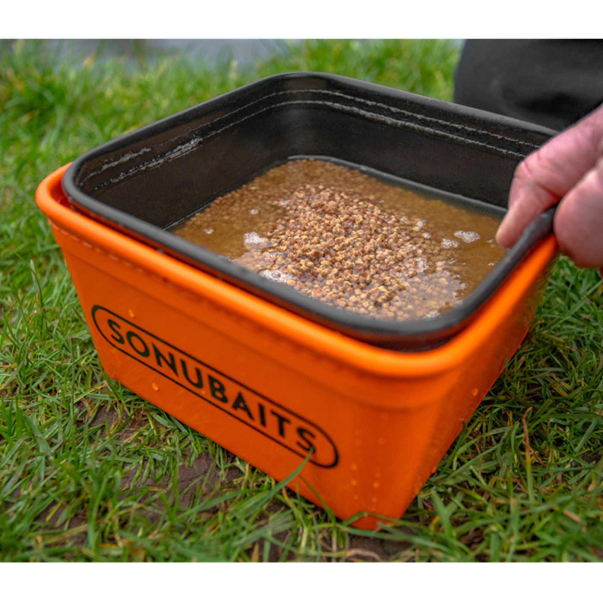 Set contenitore + settaccio Bait Tub & Strainer Set Eva SONUBAITS (Small / 1litro) - immagine 4